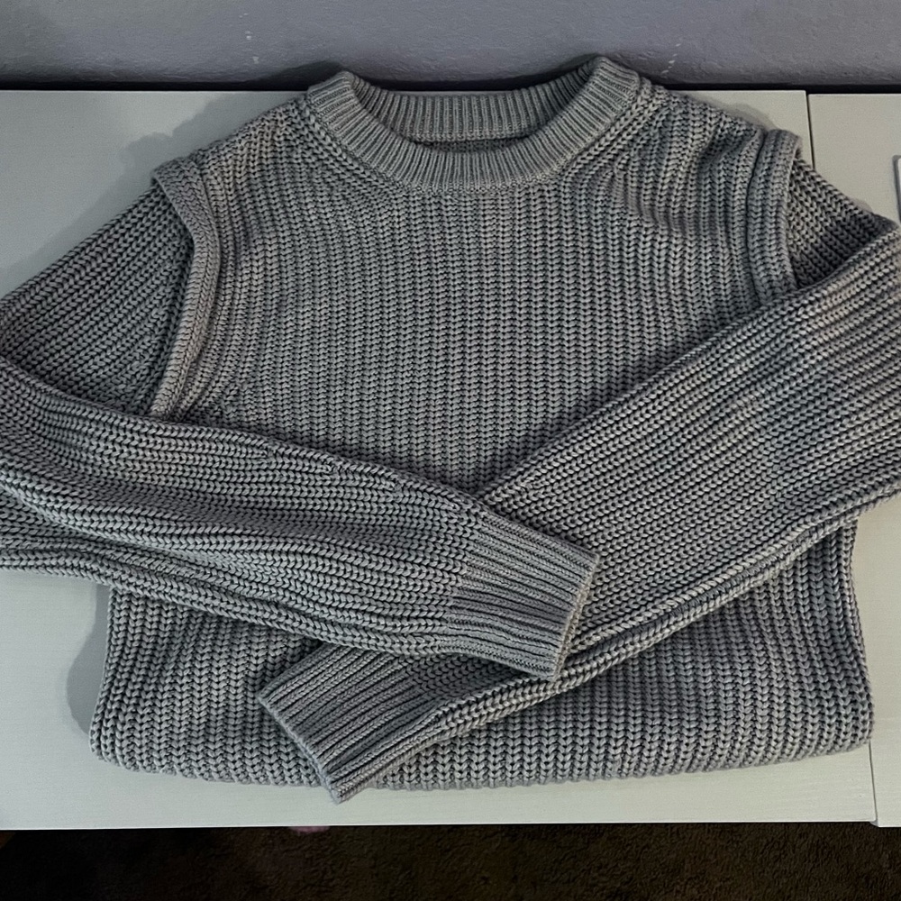 Abercrombie & Fitch Gray Crew Neck Sweater with Ribbed Texture